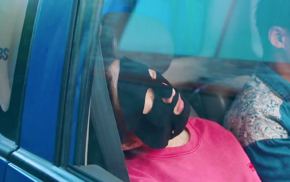 True Beauty Episode 1, Lim Ju-Kyung wearing a facial sheet mask on their way to their old house