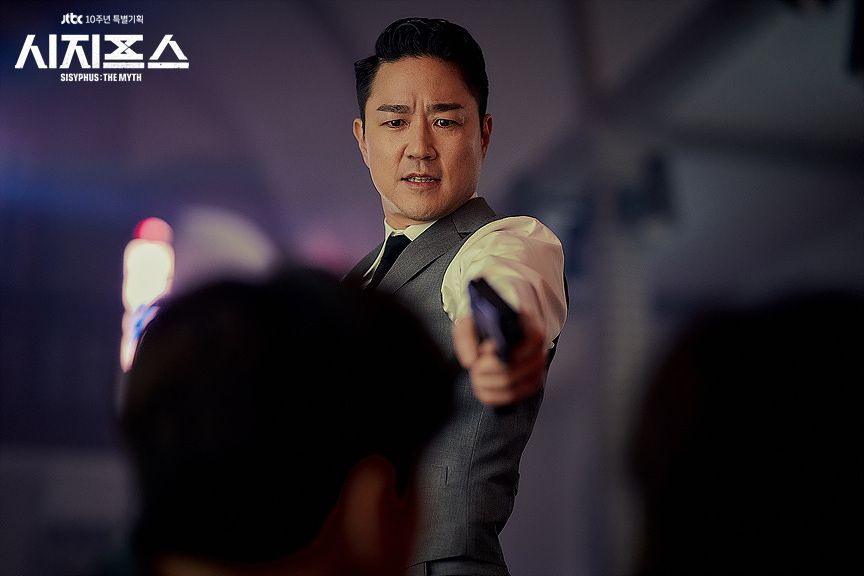 Eddie Kim as he threatens Tae-sul and Seo-hae for the former to set the code for the uploader in exchange for Seo-hae's life. (Photo from JTBC)