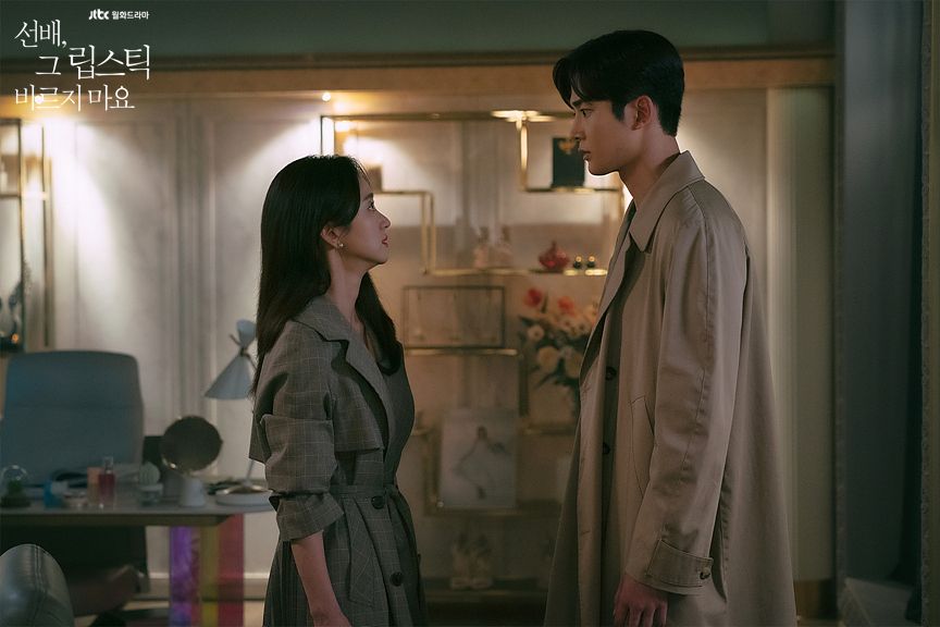 A scene on the Kdrama She Would Never Know: Chae Hyun-seung (Rowoon) showing Yoon Song-ah (Won Jin-ah) that her boyfriend is cheating on him (Photo from JTBC)