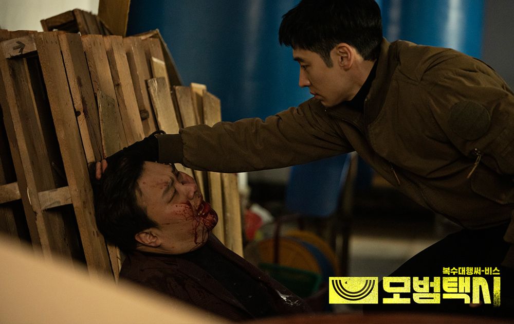 Lee Je-Hoon punishing the abusive jeotgal factory owmer. From the unsuspecting buyer to a badass avenger real quick | Kdrama Taxi Driver