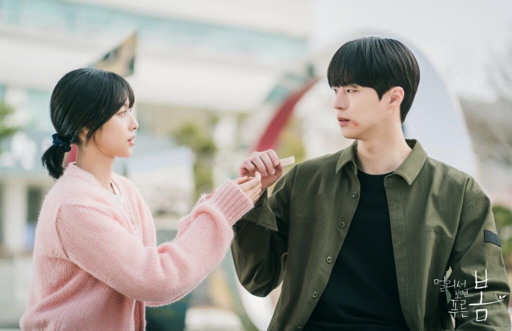 Kim So-bin helping Nam Soo-hyun treat his wound | K-drama First Impression At A Distance, Spring is Green