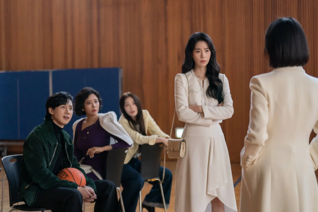 The Glory Part 1, the first encounter of Moon Dong-eun and Yeon-jin and her gang of bullies after