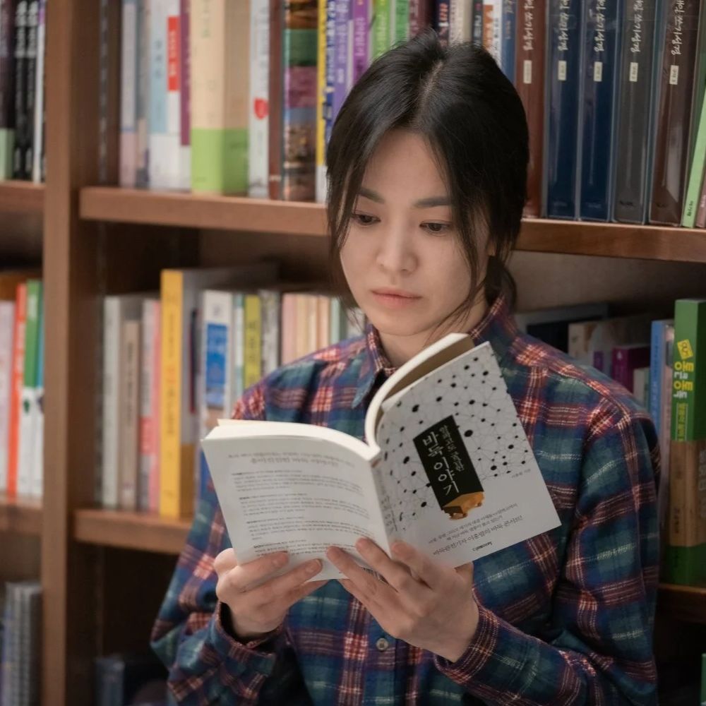 Moon Dong-eun studying, devoting her life for her revenge against her bullies