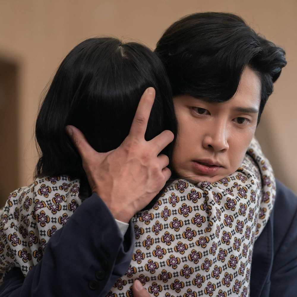 Jeon Jae-joon hugging and promising Park Yeon-jin to save her